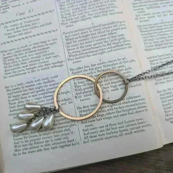 Vintage necklace with hoops and  faux pearls - Picture 3 of 8